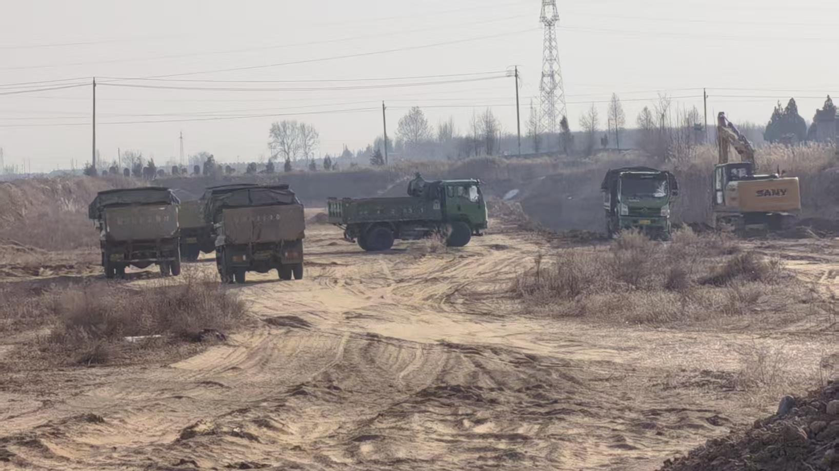 耕地遭挖机开膛破肚河津赵家庄乡取土乱象引质疑国有资源岂能私采