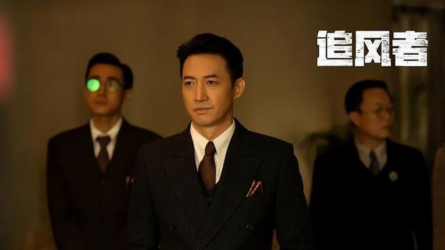 年轻时长相平平，上了年纪却“帅到掉渣”，这6位男星对比太明显