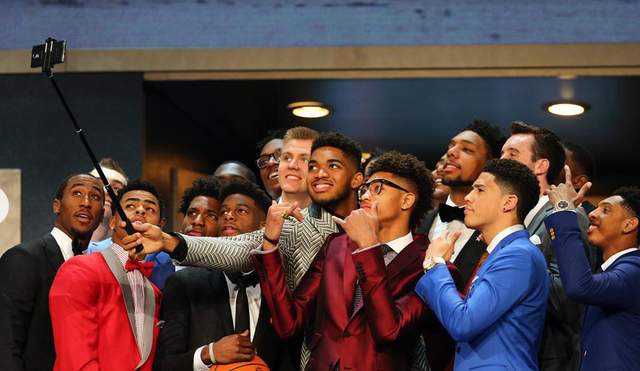 大爆发！又1个二轮秀崛起，场均25分逆袭成老大，全明星他终于稳了