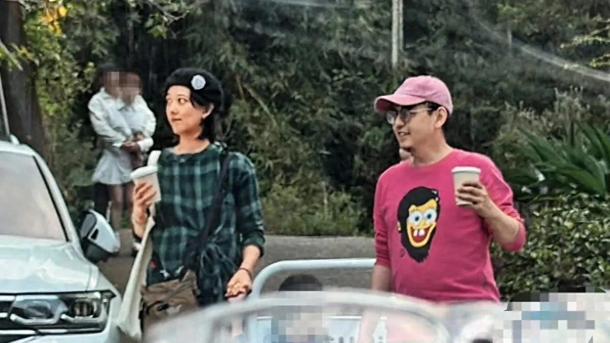 黄子佼与妻儿一家三口出游，零伪装，大声说笑，不受任何负面影响