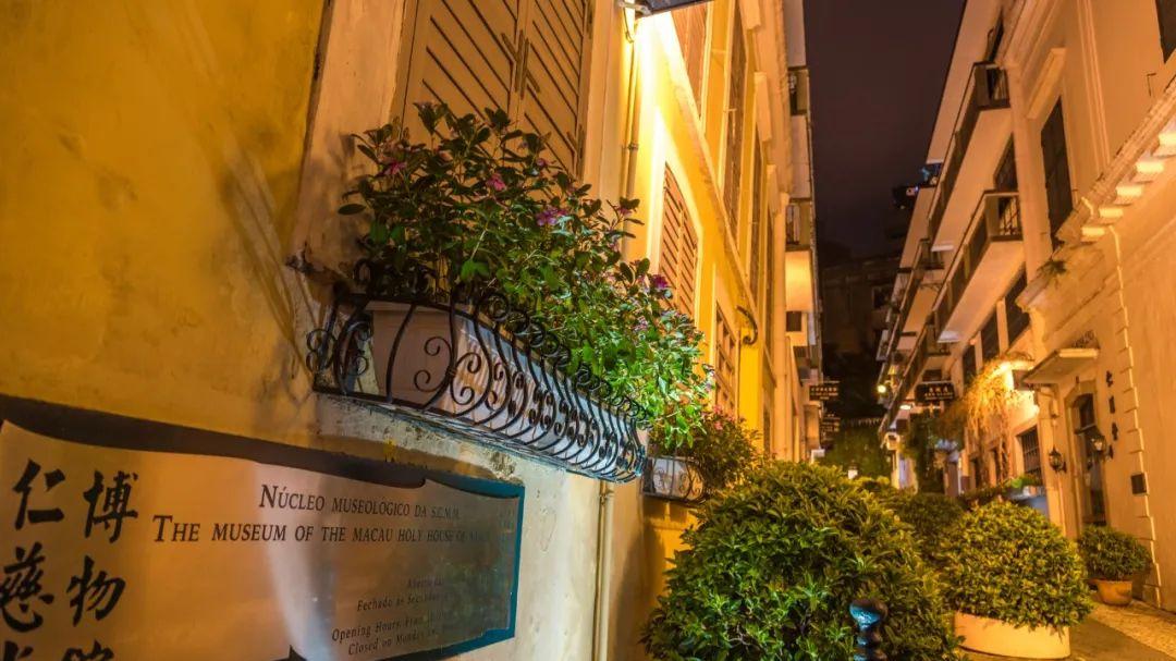 议事亭前地，澳门市中心的中心，周围全是世界文化遗产