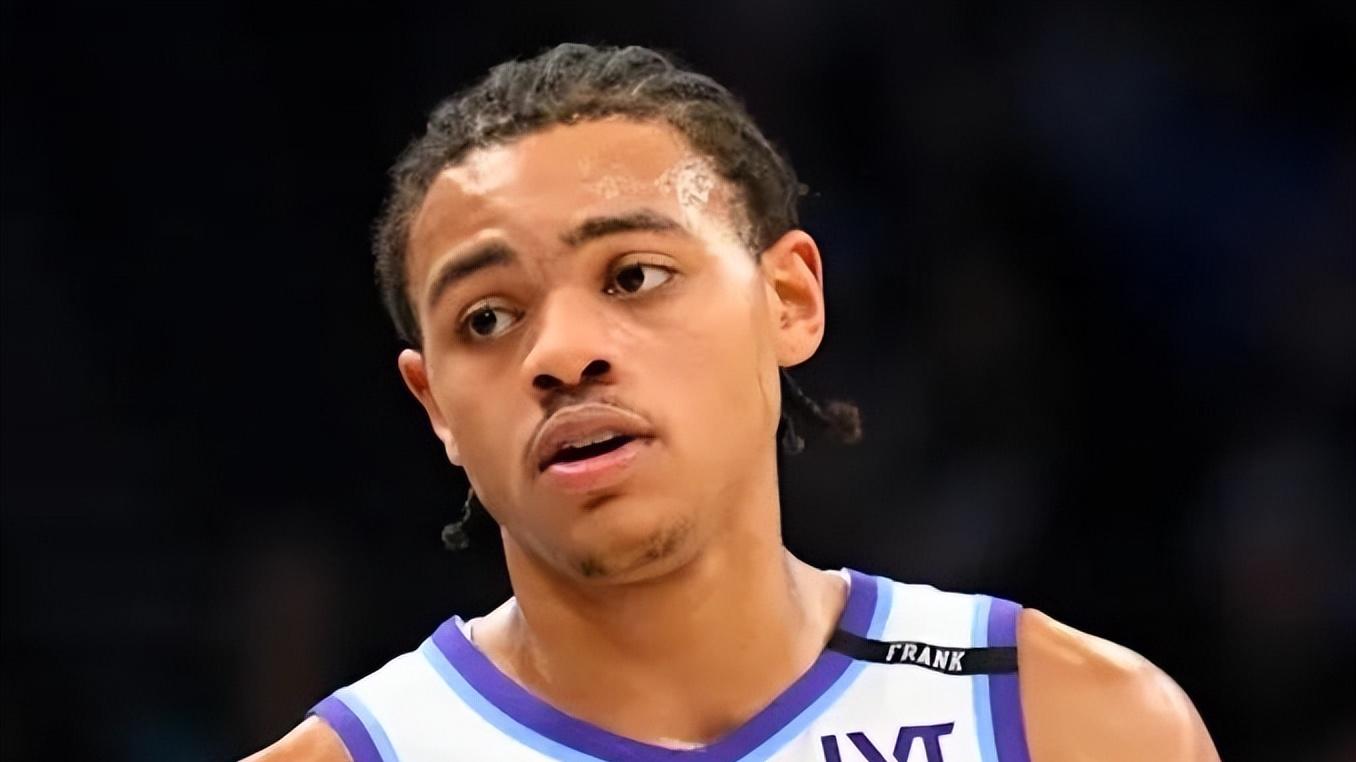 勇士主场大胜爵士结束三连败，库里又破三纪录，新秀乔治空砍28分