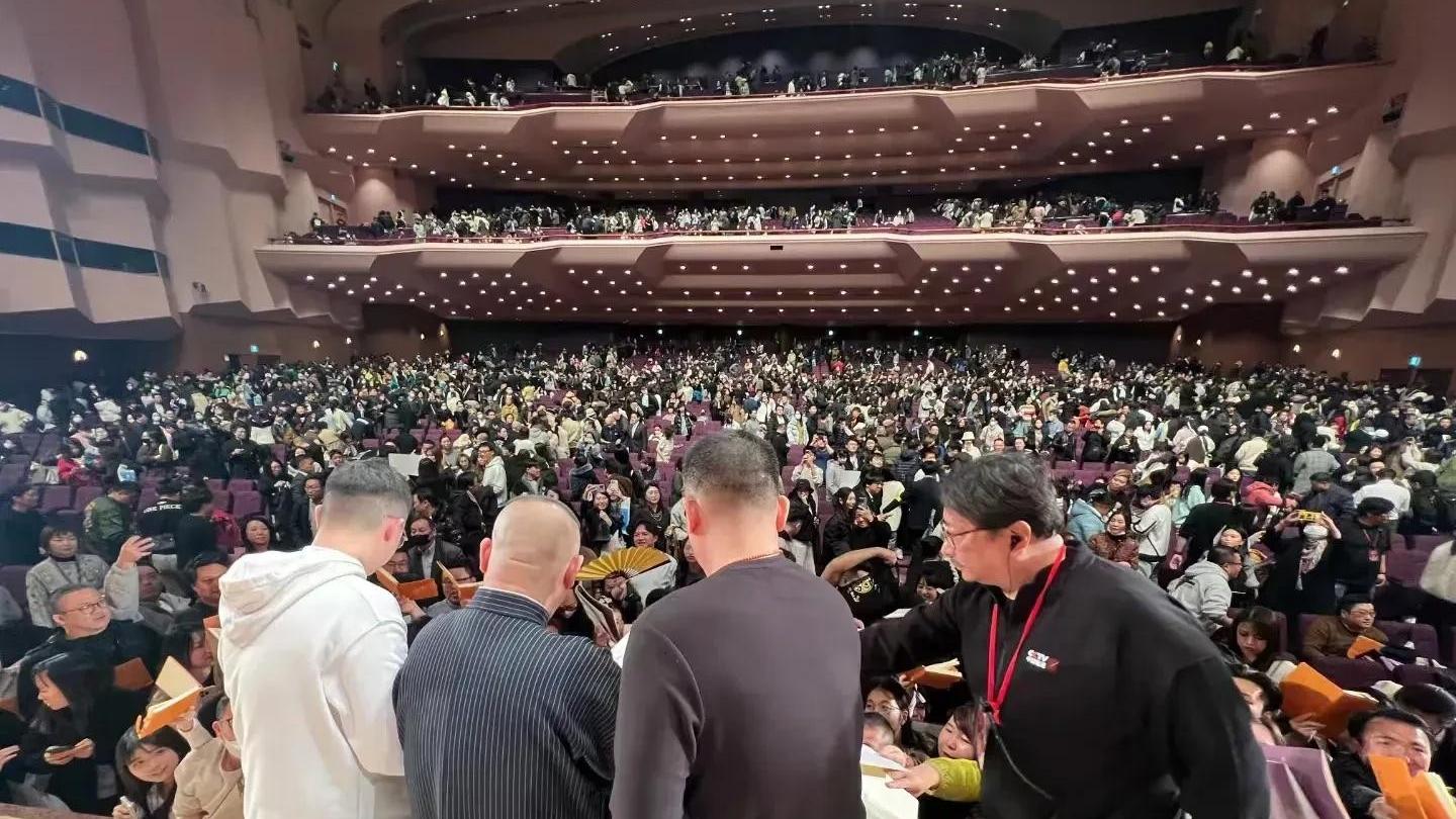 郭德纲日本演出很成功，国外赚钱回来花，周立波惨败两人高下立判