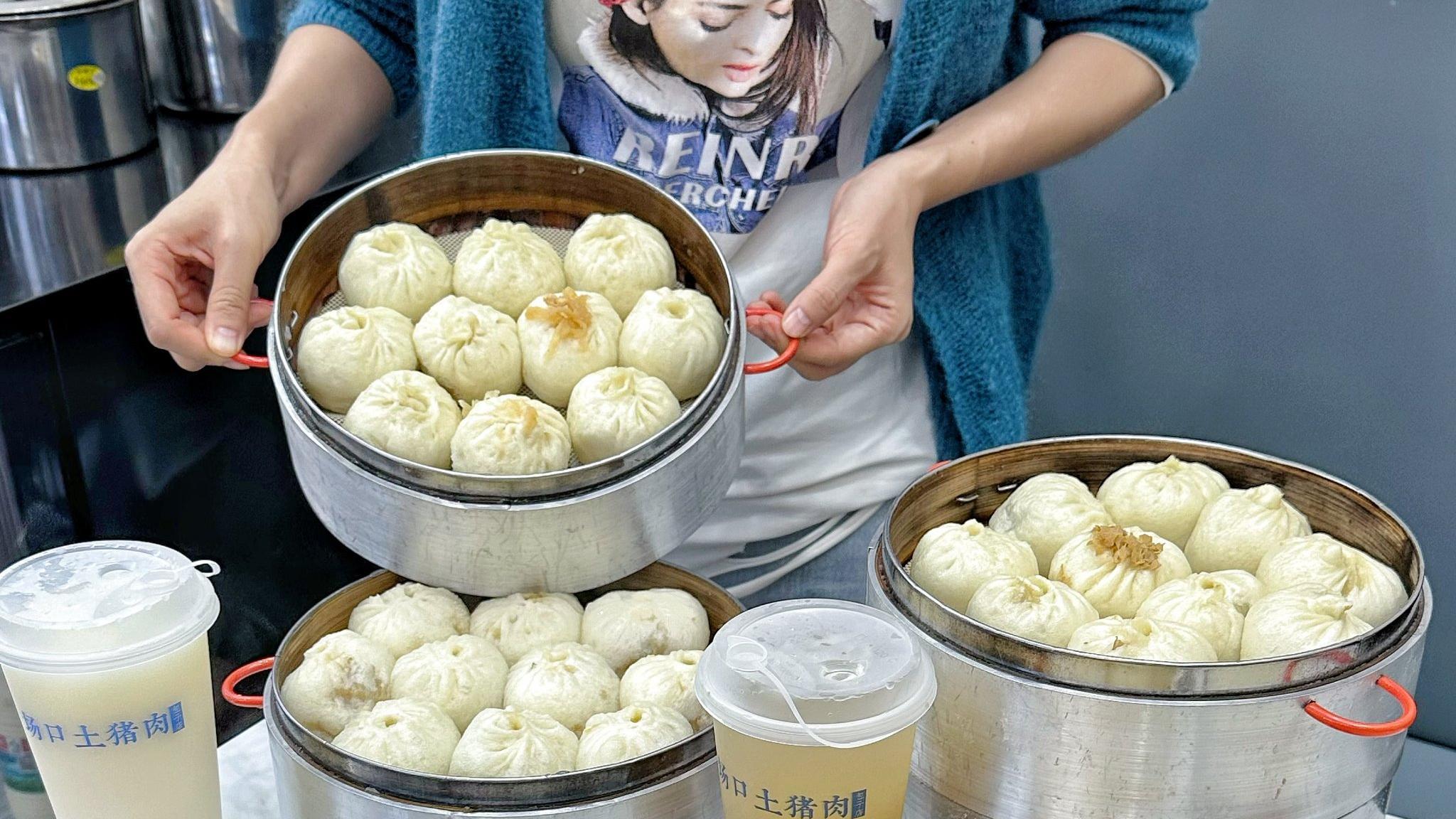 常被说是美食荒漠的杭州，实际藏了一座能避暑还遍地美食的小县城