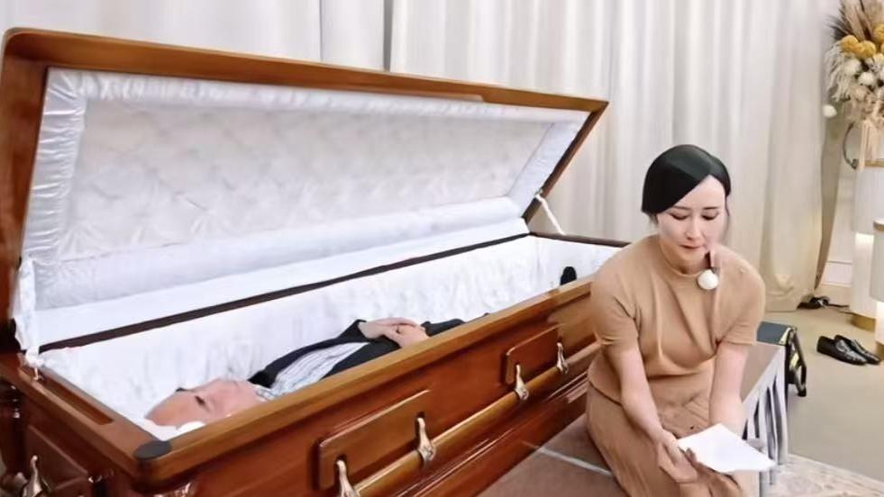 豪门惊爆活人葬礼！胡静全程冷脸，夫妻情变早有征兆