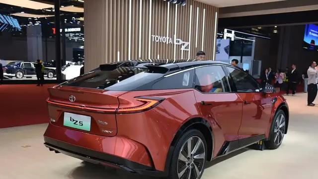 比亚迪动力赋能！丰田bZ5实车，刀片电池+激光雷达，续航破630km