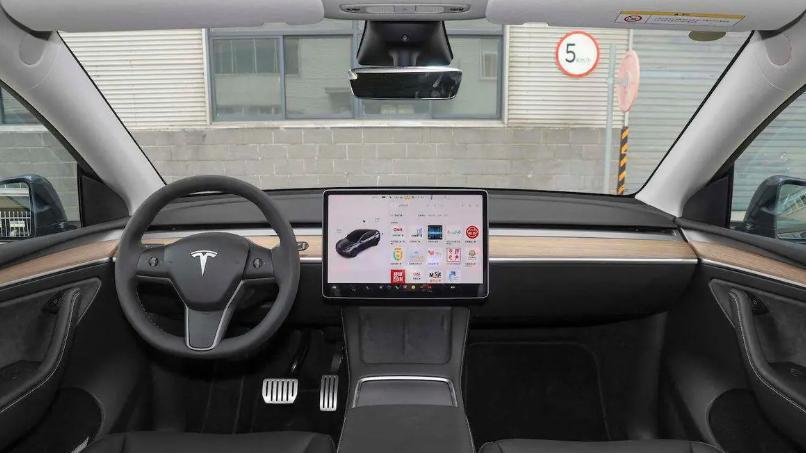 Model Y评测，中型SUV，3.7秒破百，一款平衡性出色的纯电动SUV