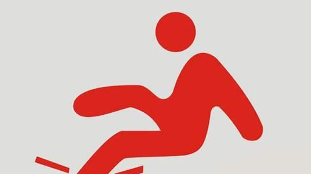 业主踩狗粪摔成十级伤残 法院判决：业主担责70%，物业担责30%