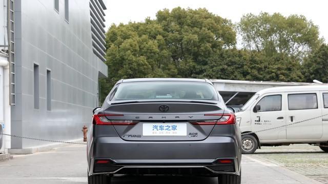 丰田双雄对决！凯美瑞和亚洲龙究竟差在哪？老司机实测给出答案
