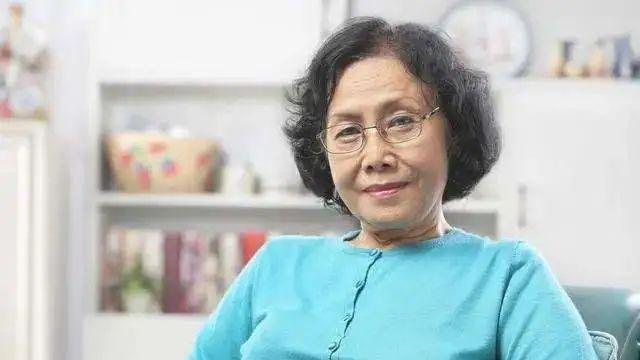 婆婆摆香菜鸿门宴，老公掀桌怒吼：再动我媳妇试试！