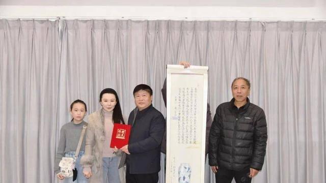 书画家丁丁向南阳市博物院捐赠作品