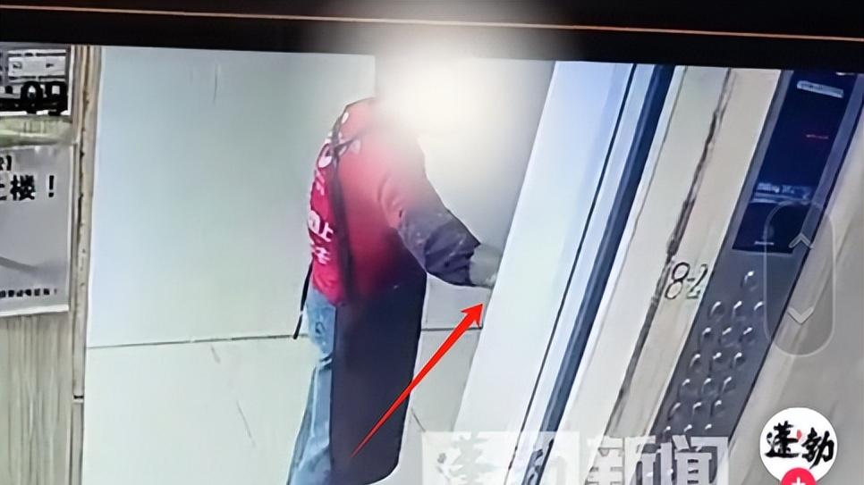 老人往电梯缝隙里倒水后续！电梯故障，衣服上的字或许是作恶原因