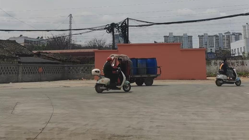 镇党委书记把政府围墙刷成粉红色，大门对面砌风水墙，知情人称为了风水