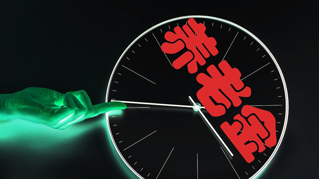 公交车上女子失控怒斥老人，原因很扎心。