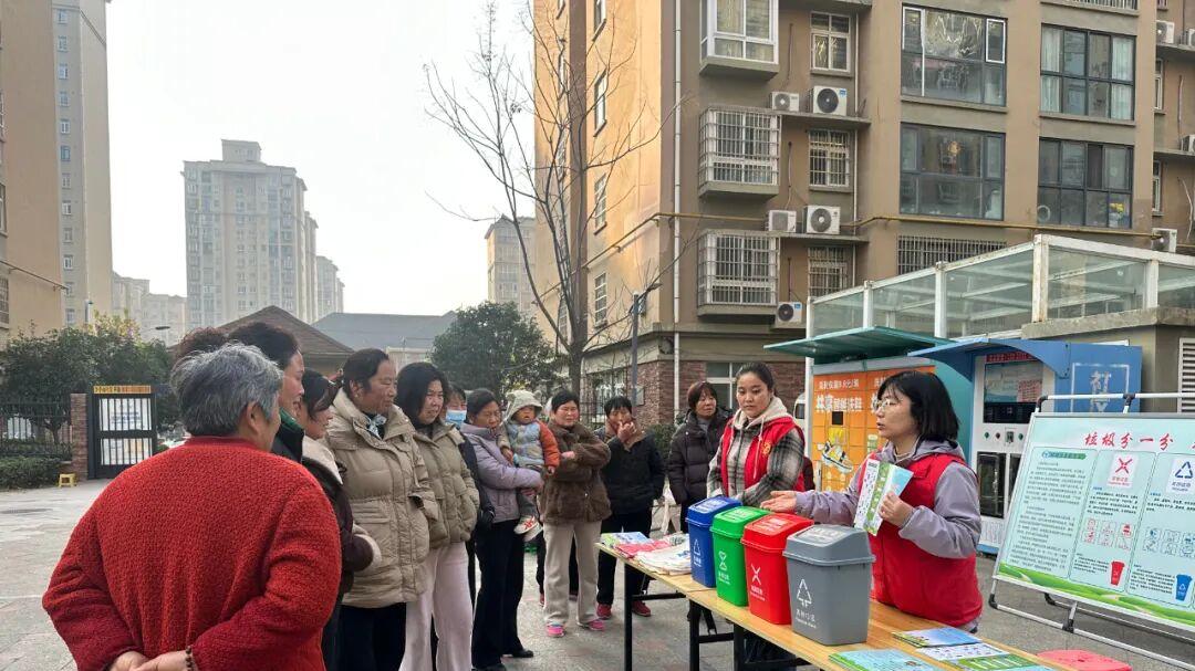 信阳市城管局市政环卫中心开展垃圾分类进小区主题宣传活动