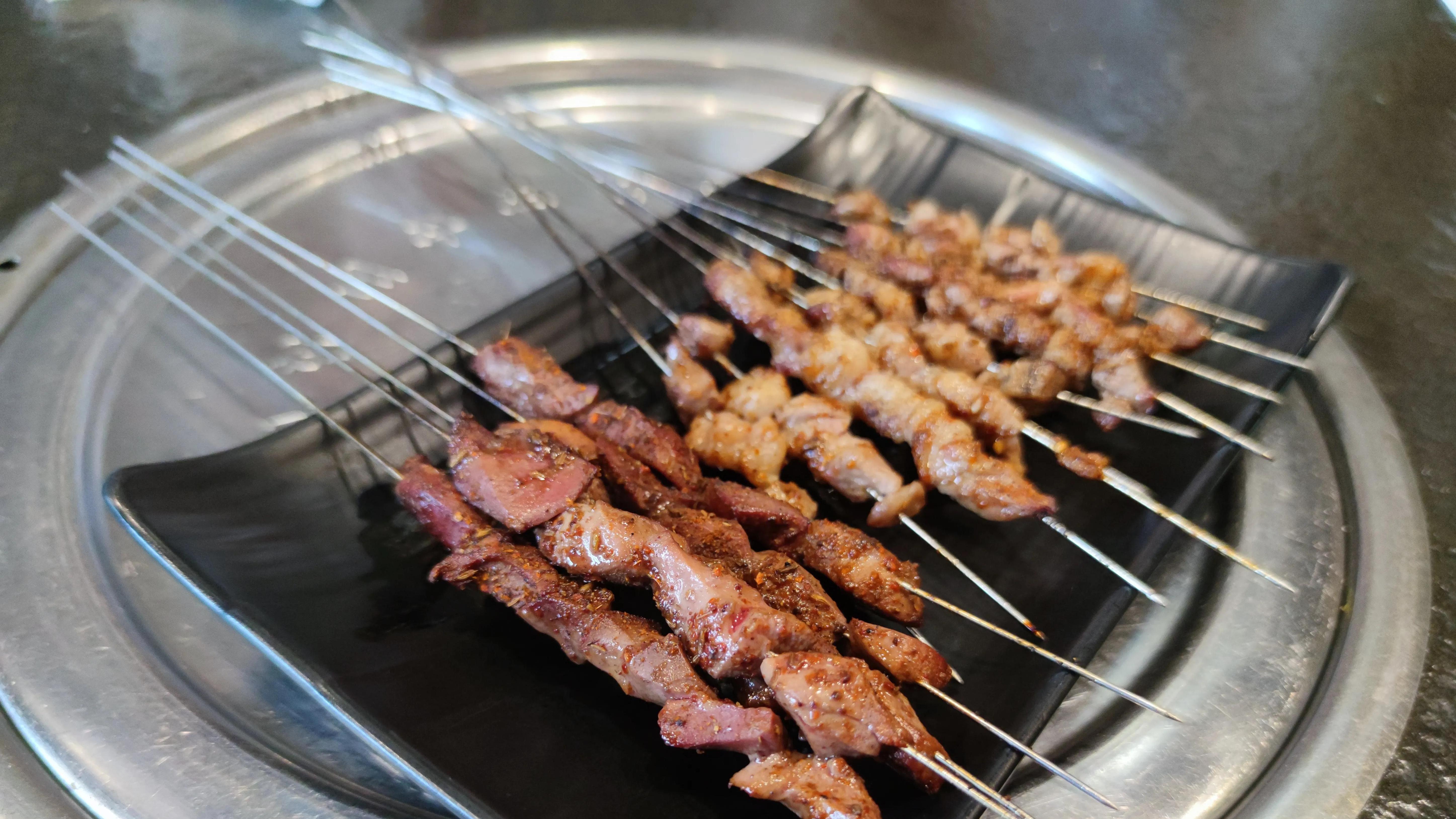 3位大连客淄博寻烧烤，排队中遇谜样事件，老板竟这样说