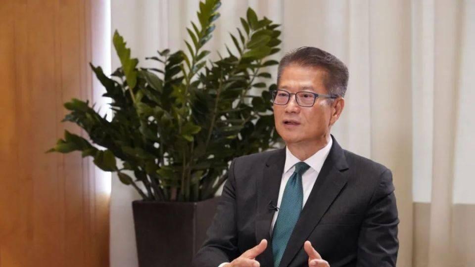 难怪敢加税到245%，特朗普还有两张王牌，港交所接指示，准备决战