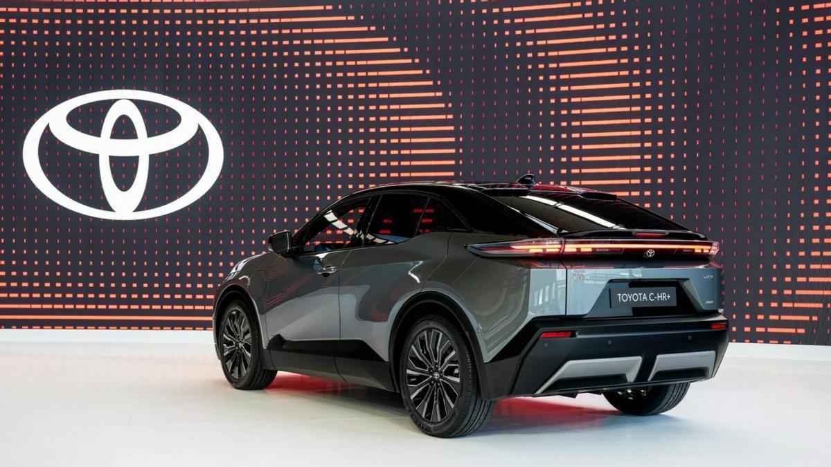 丰田  C-HR   发布，尺寸加大，外观激进