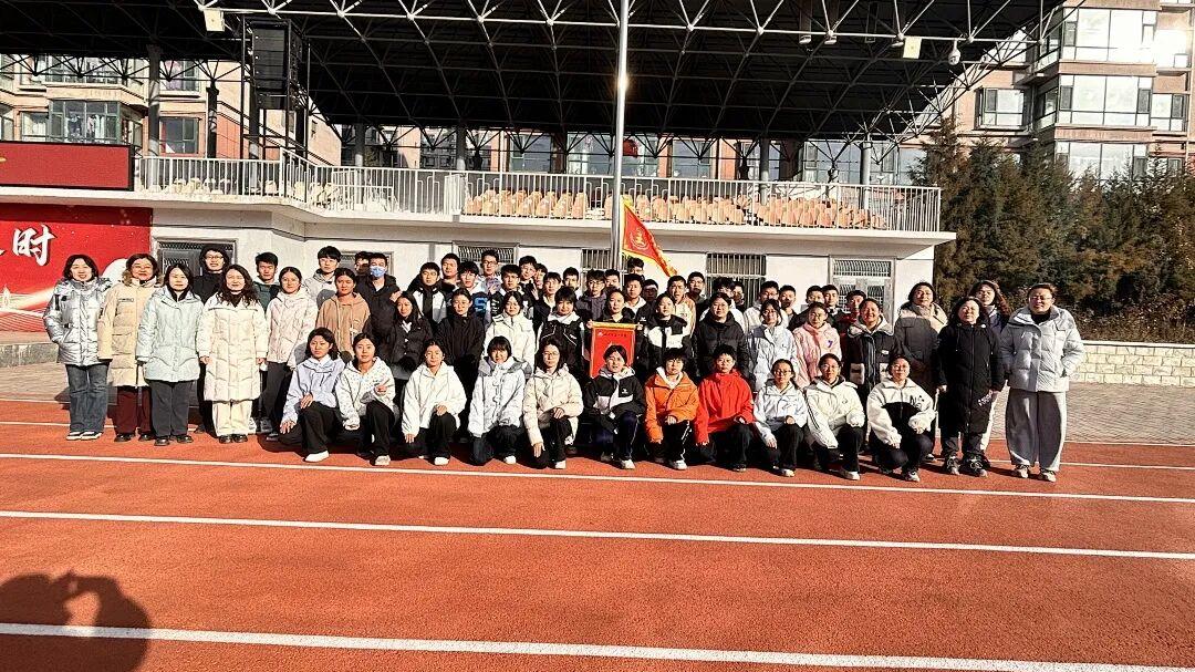 红旗班389班国旗下演讲 在反思中成熟 在总结中提升 在砥砺中前行