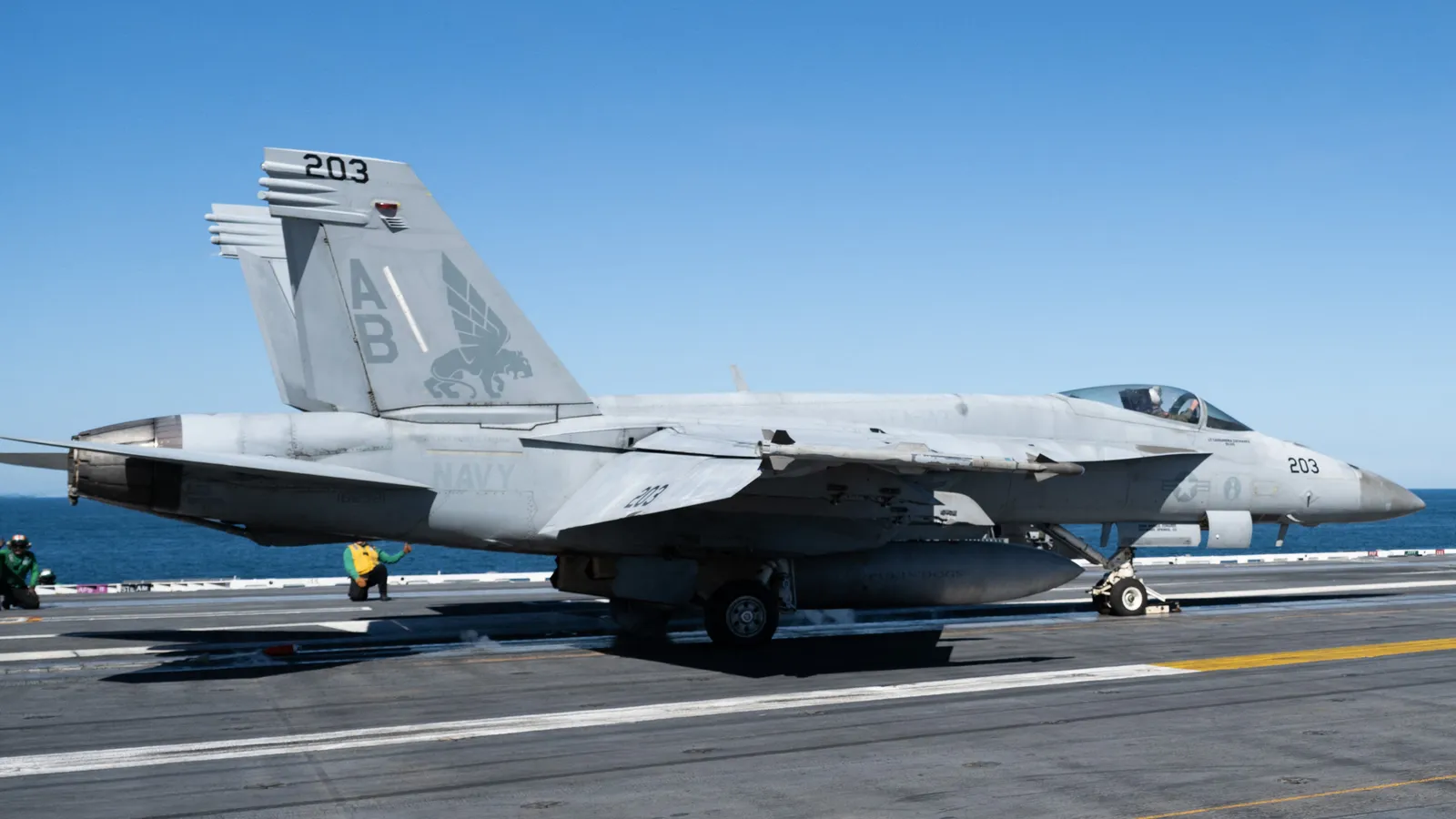 美国海军 F-18 和海鹰直升机在南海坠毁