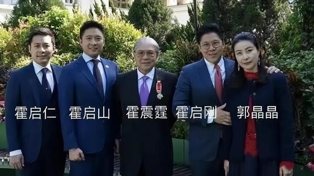 郭晶晶一家亮相哈尔滨，霍震霆抱着小孙子，孩子衣服上还印着国旗
