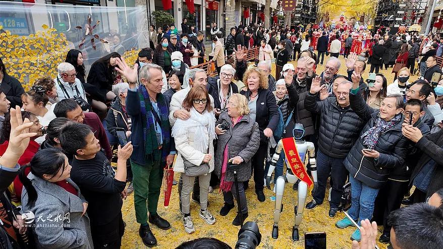 西班牙国际友人到访天水黄金大道 体验国人初冬浪漫狂欢活动！