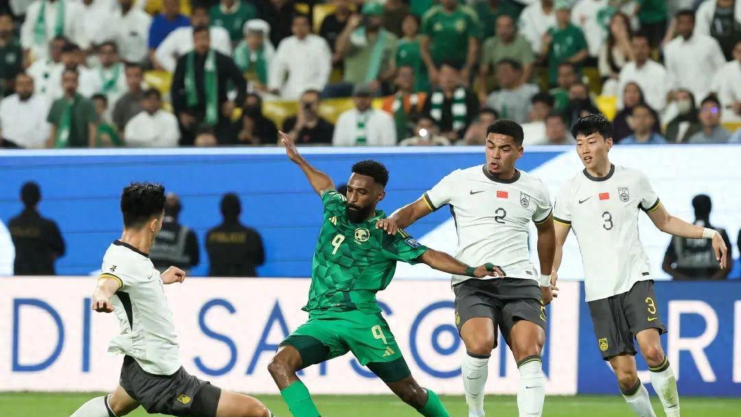 国足0比1不敌沙特，小组垫底！林良铭飞踢对手面部遭红牌罚下，队长王大雷：还有机会出线！范志毅发声