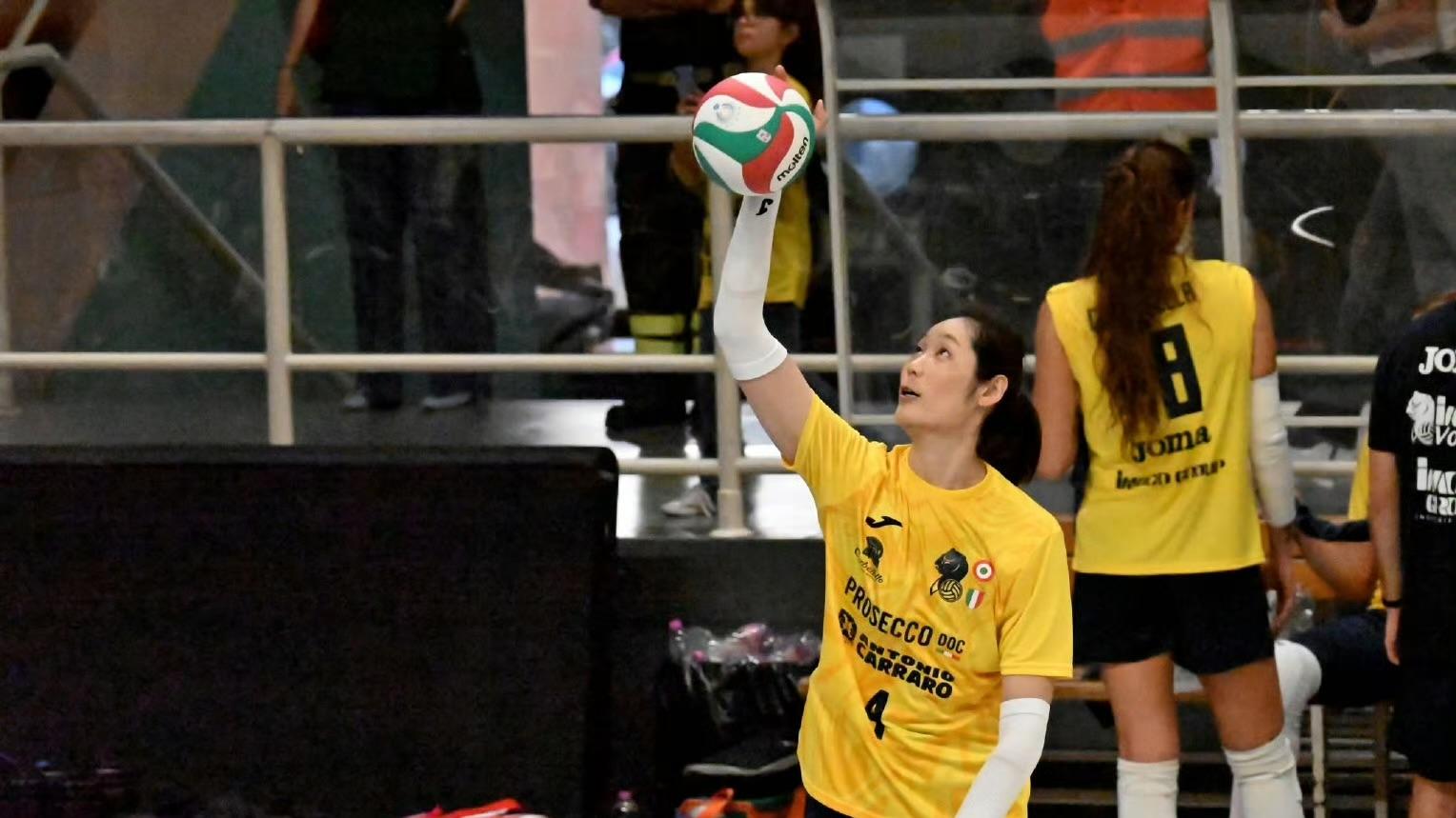 奥罗参与球队活动！承认爱玩手机 3次提到瓦尔加斯 1个回答好笑