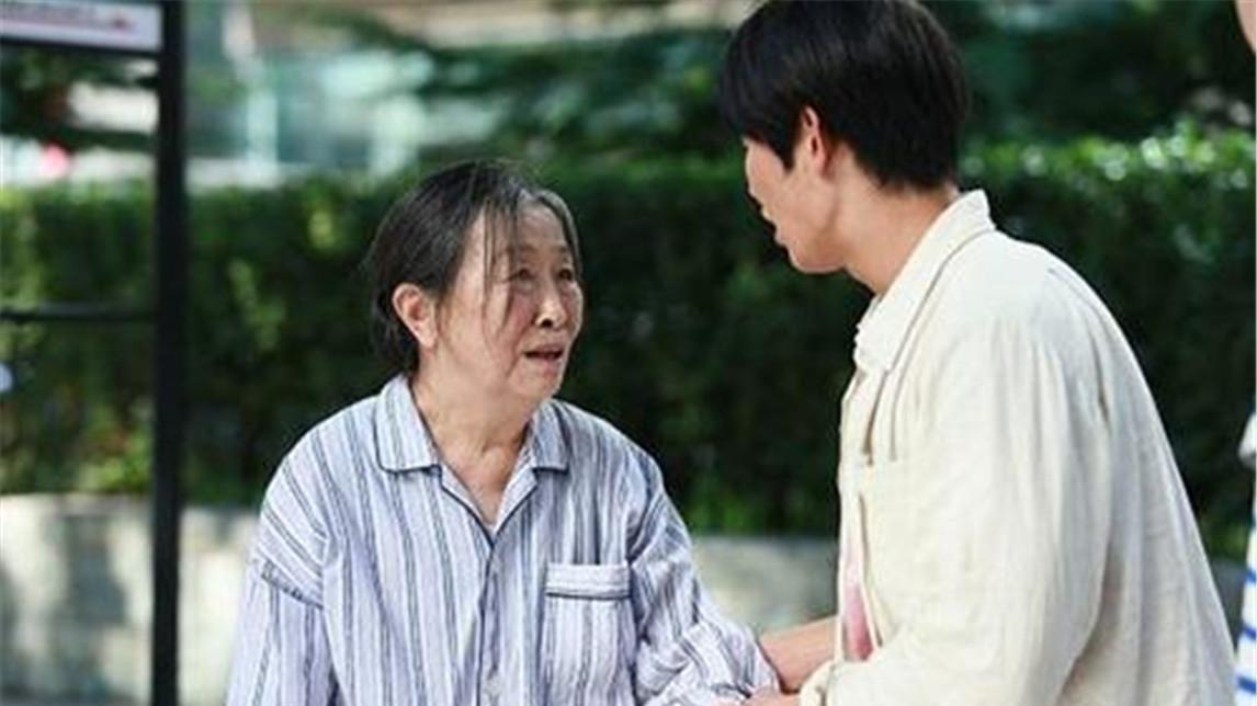 婆婆把120万拆迁款全给了大伯，如今大嫂让我们轮流养老，我老公都死了，凭什么要我养老