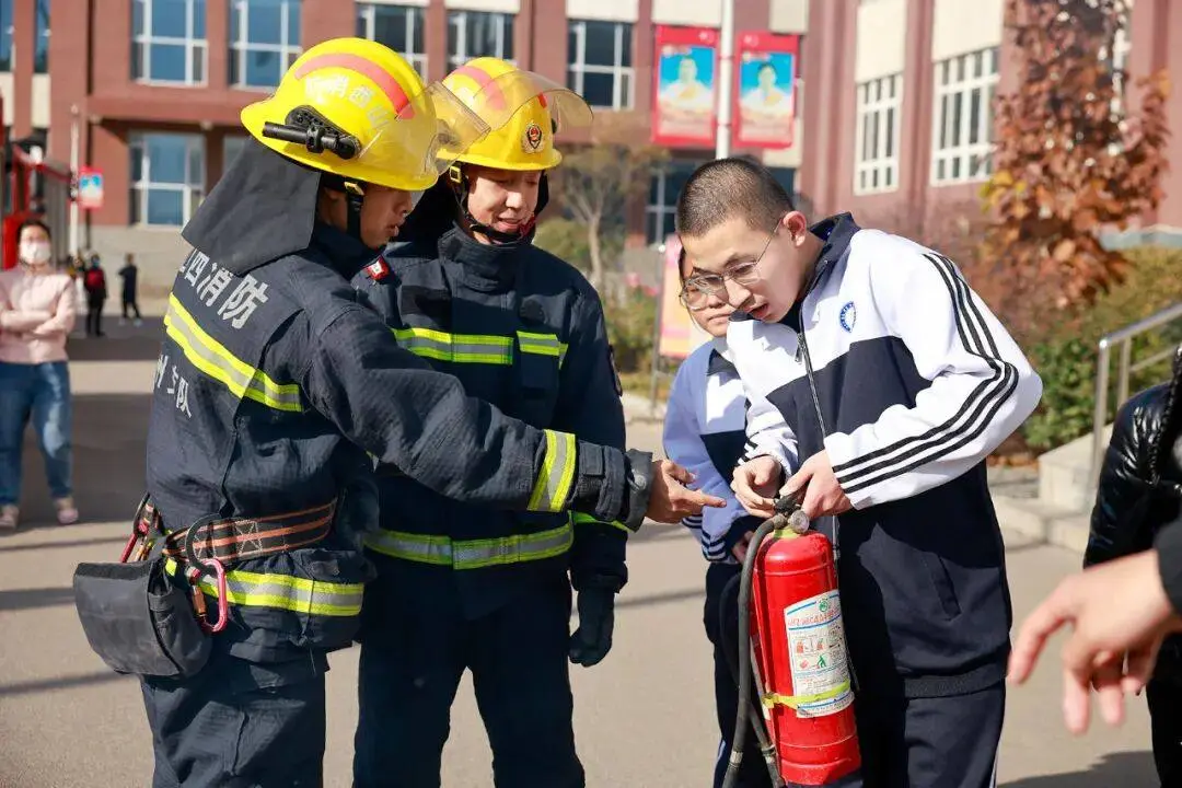 范亭中学成功举行消防疏散演练