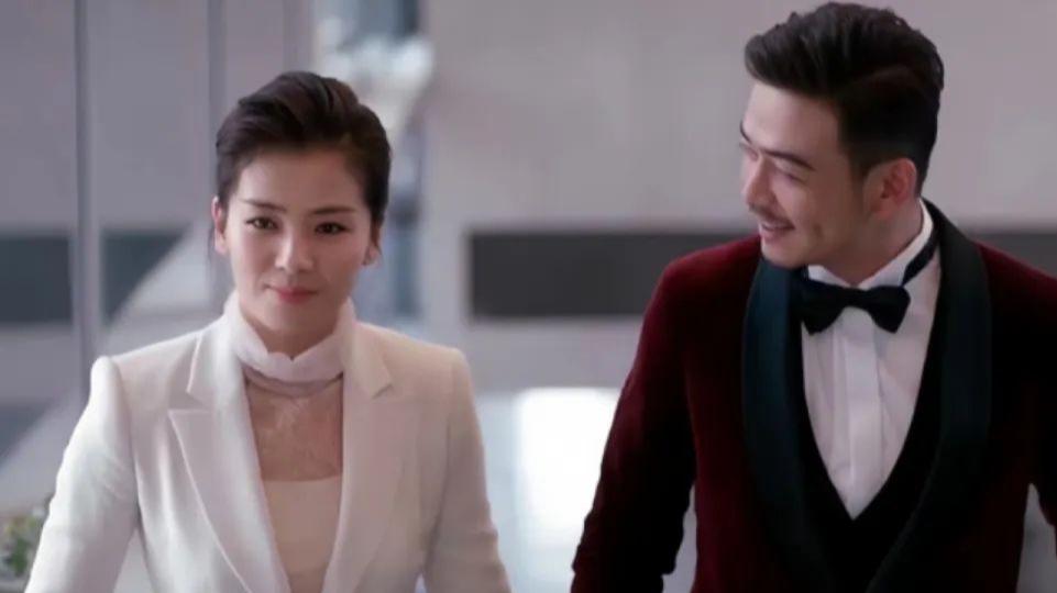 回看《欢乐颂》：二刷后才懂，安迪穿着长裙陪包奕凡参加婚礼