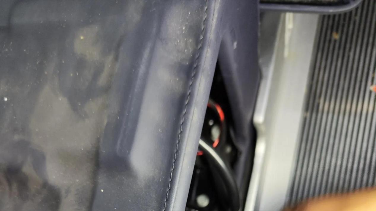 奔驰V级保养流程 蓄电池更换以及空调制冷剂