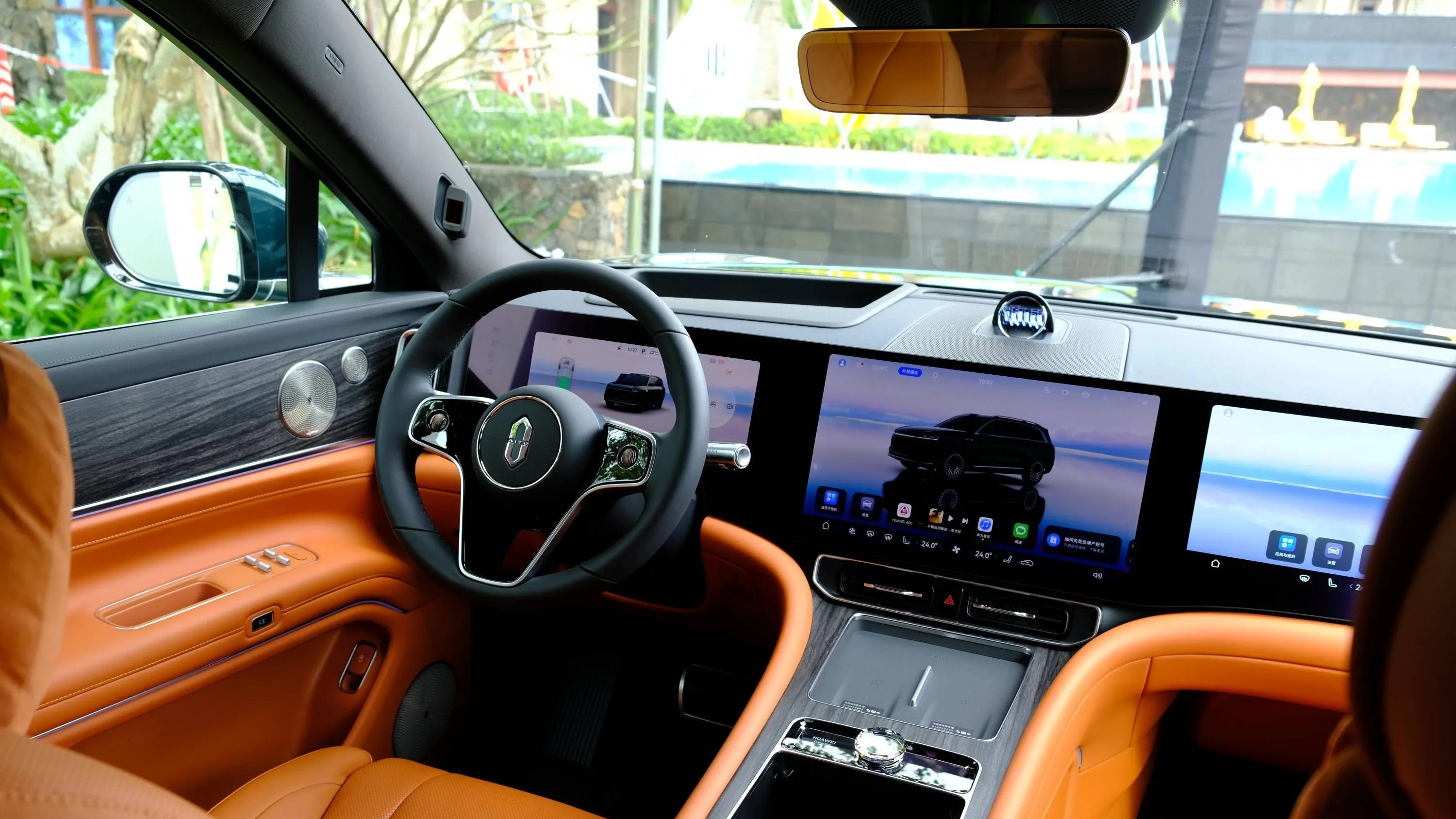 华为首款燃油车，鸿蒙与HI模式互掐，用户该信谁？