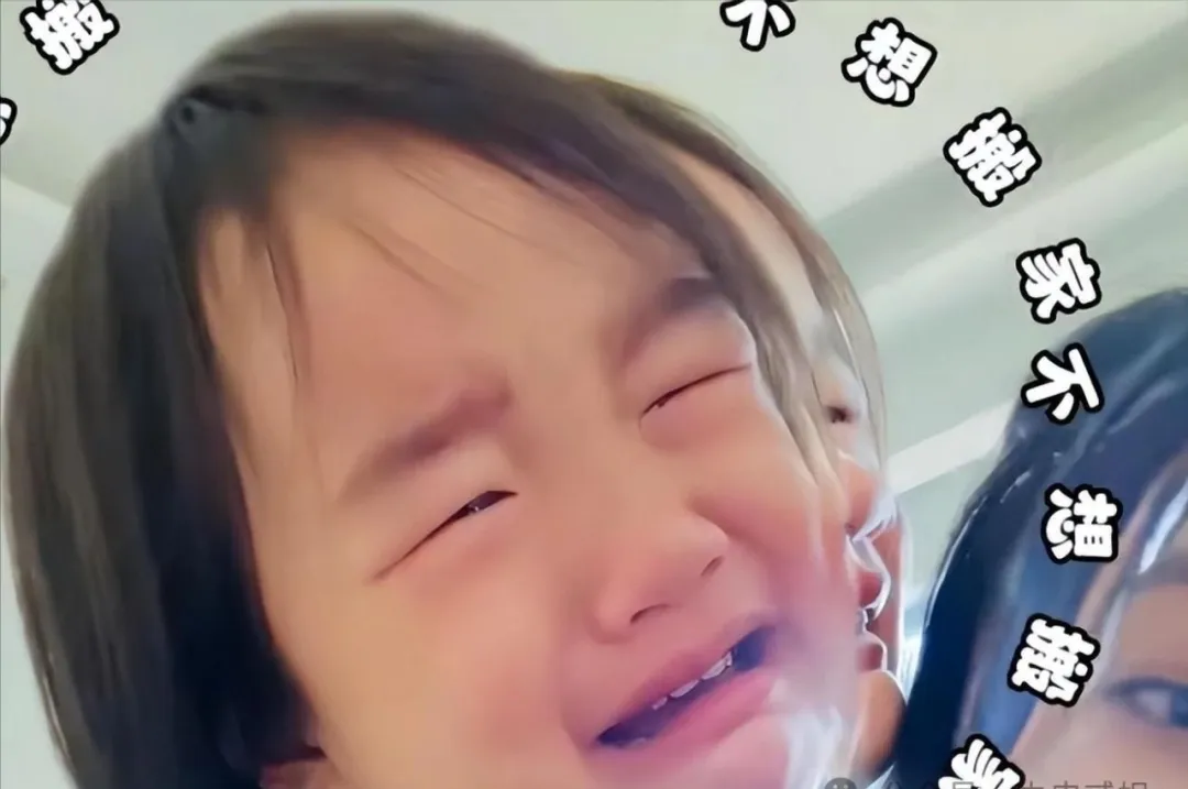 李亚鹏惨出新高度！一家人从大平层搬到水泥房，3岁女儿嚎啕大哭