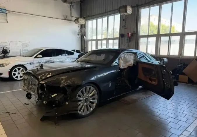 陈震劳斯莱斯闪灵事故车，280万卖了！维修费需七八十万……