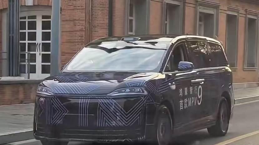 鸿蒙智行首款MPV长这样！智界V9怎么个事？