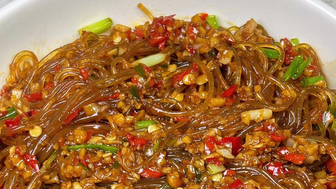 蒜蓉粉丝是一道蒜香浓郁、粉丝爽滑的家常菜，其魅力在于通过简单的食材和步骤，就能带来丰富的味觉体验