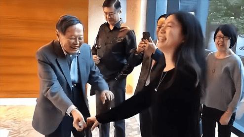 杨振宁携48岁翁帆度过102岁生日！到底谁后悔了？网友评论太扎心