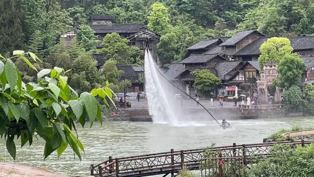 我在贵州的乌江寨，泛起一叶扁舟