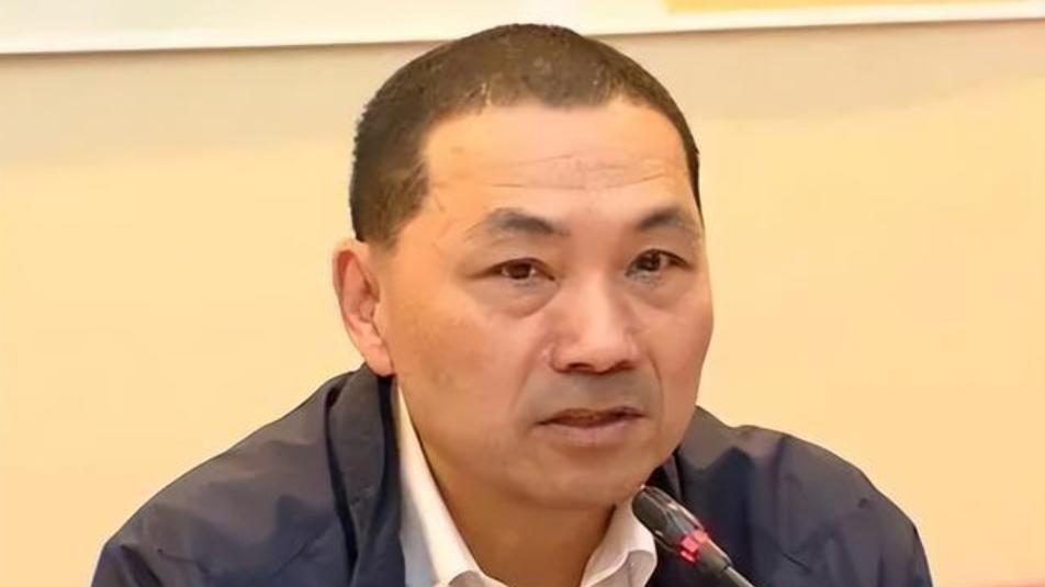 郑丽文韩国瑜“合体”气势非凡，侯友谊卢秀燕终于变老实了