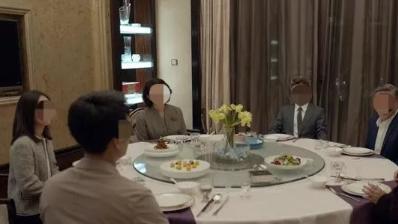 婆婆说要给我们100万买房，我高兴得请全家吃饭，饭桌上她说要跟我们住一起，我愣了