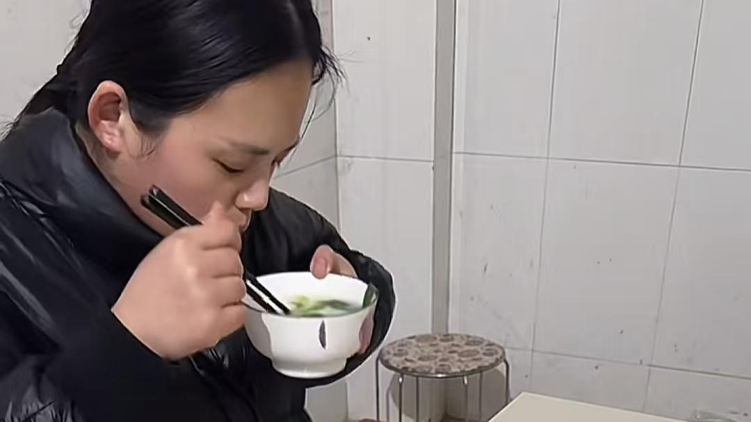 江苏：离婚女子住娘家二年，被当外人看待，女子：付出再多也没用