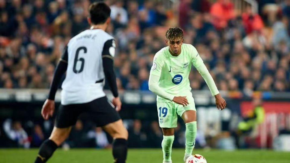 巴萨表现神勇却有隐忧，头号球星球场频繁摊手，没人管要出事？