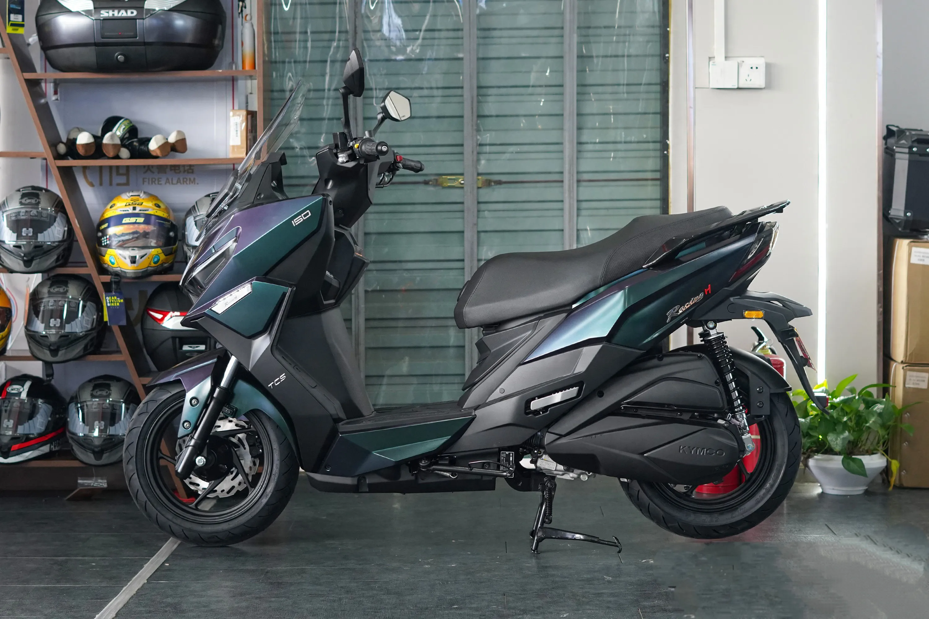 为什么踏板摩托车的踏板不能再大一点？而电动车却可以