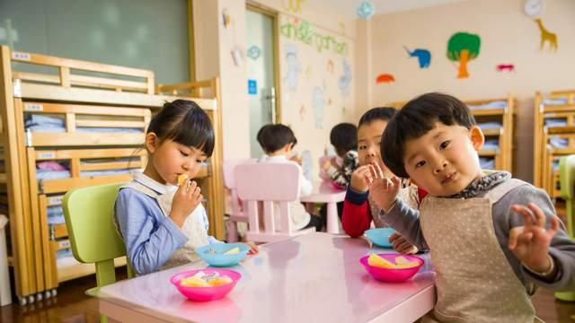 “妈妈，他们不跟我玩”，3个高情商回应，助娃成为“人气王”