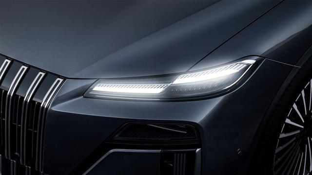 比肩豪华气场！荣威M7 DMH官图曝光，浅茶金车身+劳斯莱斯设计元素