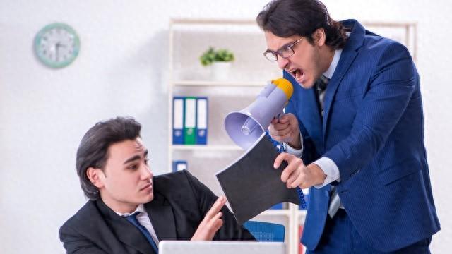 领导给你绩效打低分，还让同事孤立你，你就这么干