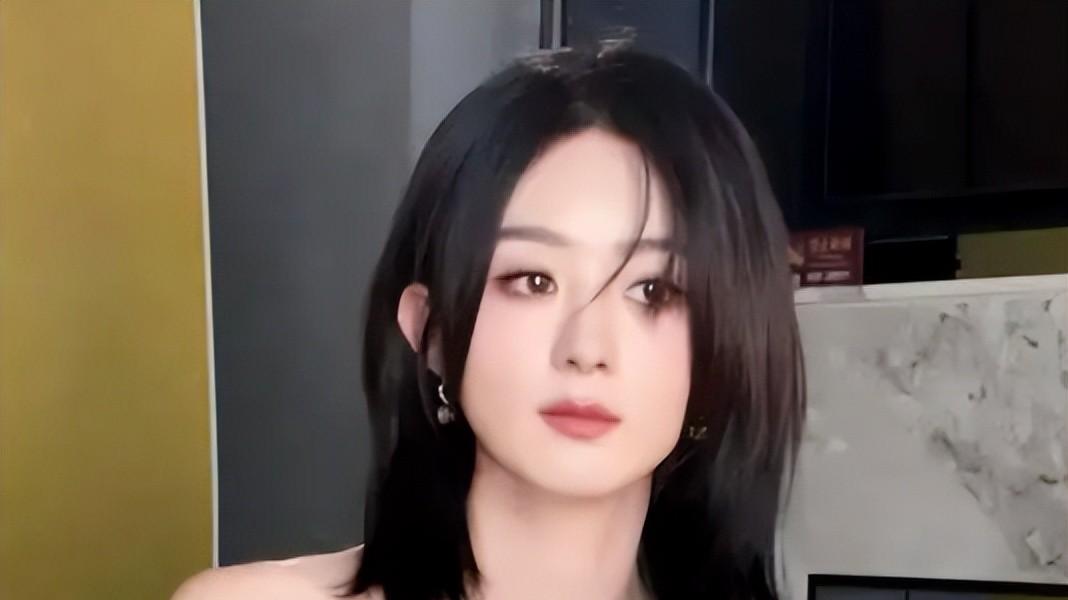 惊艳亮相，短发造型引争议，赵丽颖的未来会怎样？