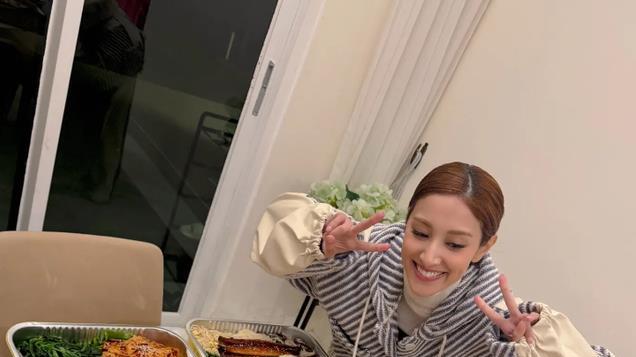 郑嘉颖岳父母首出镜，妻子一人做12道大菜，3个儿子帅气都是卷毛