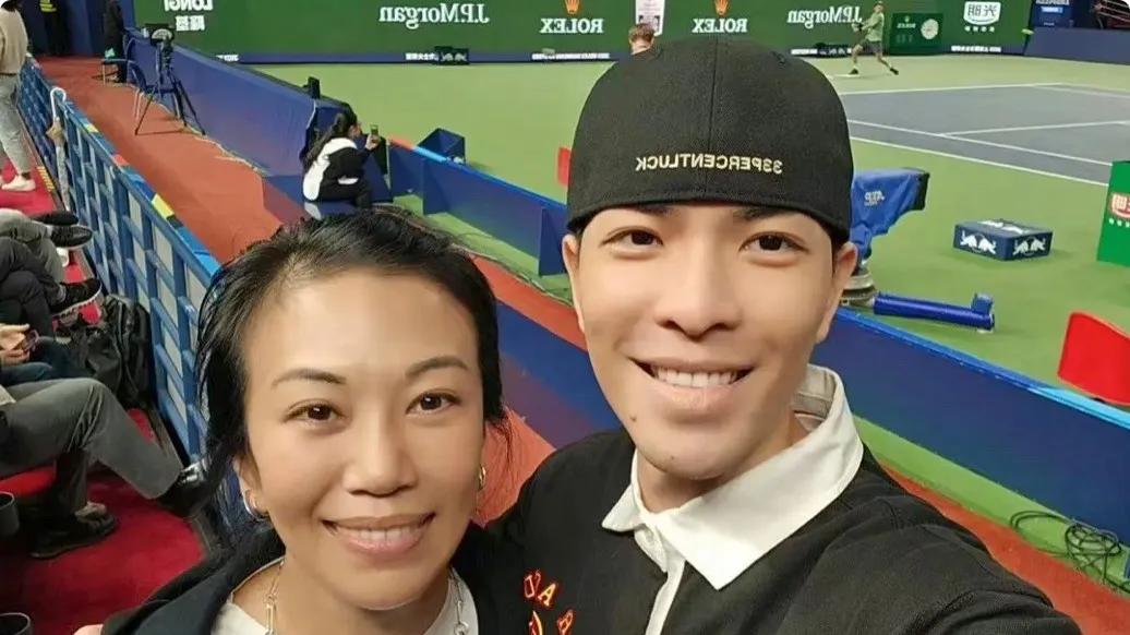萧敬腾夫妇吃饭被偶遇，51岁林有慧素颜状态很真实，相差14岁的姐弟恋婚后生活太甜蜜